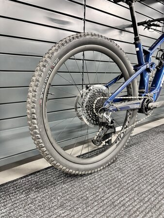 Testovaný elektrobicykel Trek Fuel EXe 9.8 GX AXS Mulsanne Blue 2023