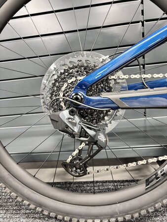 Testovaný elektrobicykel Trek Fuel EXe 9.8 GX AXS Mulsanne Blue 2023