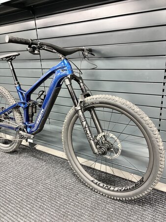 Testovaný elektrobicykel Trek Fuel EXe 9.8 GX AXS Mulsanne Blue 2023