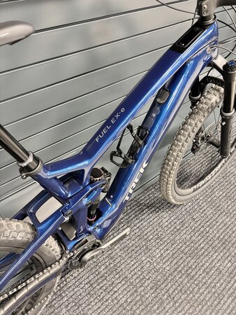 Testovaný elektrobicykel Trek Fuel EXe 9.8 GX AXS Mulsanne Blue 2023