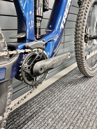 Testovaný elektrobicykel Trek Fuel EXe 9.8 GX AXS Mulsanne Blue 2023