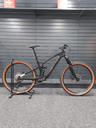 Testovaný elektrobicykel Trek Fuel EXe 9.7 Deep Smoke EB-KH-10