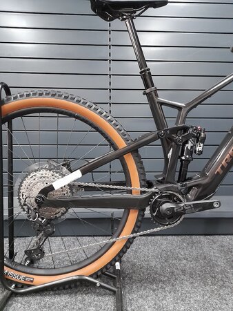 Testovaný elektrobicykel Trek Fuel EXe 9.7 Deep Smoke EB-KH-10