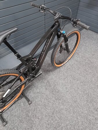 Testovaný elektrobicykel Trek Fuel EXe 9.7 Deep Smoke EB-KH-10