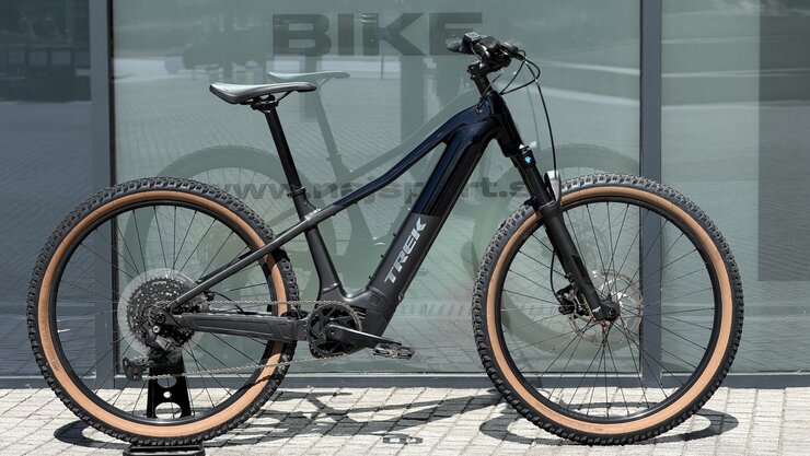 Testovaný elektrobicykel Trek Powerfly+ 4 800 Wh Gen 5 Gloss Dark Star/Matte Dark Web 2026