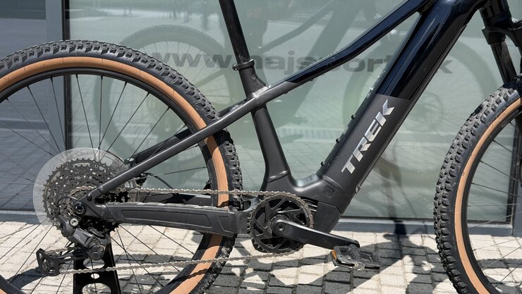 Testovaný elektrobicykel Trek Powerfly+ 4 800 Wh Gen 5 Gloss Dark Star/Matte Dark Web 2026