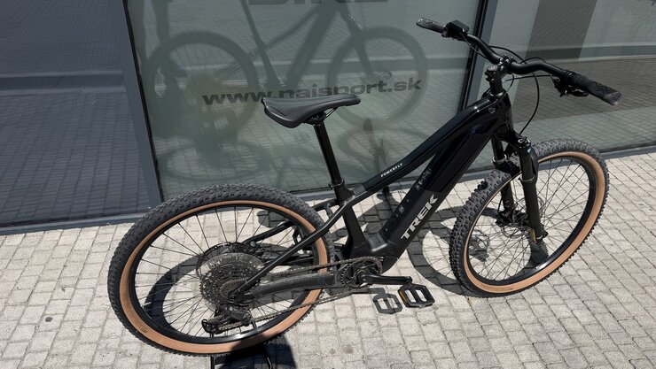 Testovaný elektrobicykel Trek Powerfly+ 4 800 Wh Gen 5 Gloss Dark Star/Matte Dark Web 2026