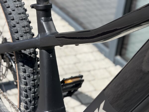Testovaný elektrobicykel Trek Powerfly+ 4 800 Wh Gen 5 Gloss Dark Star/Matte Dark Web 2026