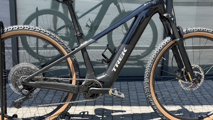 Testovaný elektrobicykel Trek Powerfly+ 4 Gen 5 Gloss Dark Star/Matte Dark Web 2026