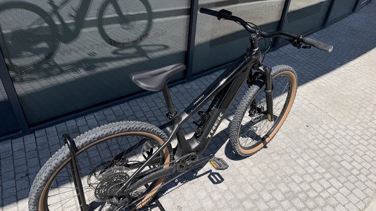 Testovaný elektrobicykel Trek Powerfly+ 4 Gen 5 Gloss Dark Star/Matte Dark Web 2026
