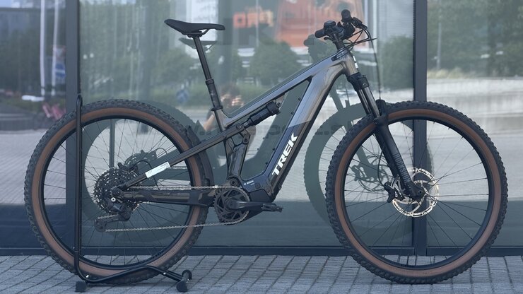 Testovaný elektrobicykel Trek Powerfly FS+ 4 800 Wh Gen 5 Mercury/Dark Web 2026 R018