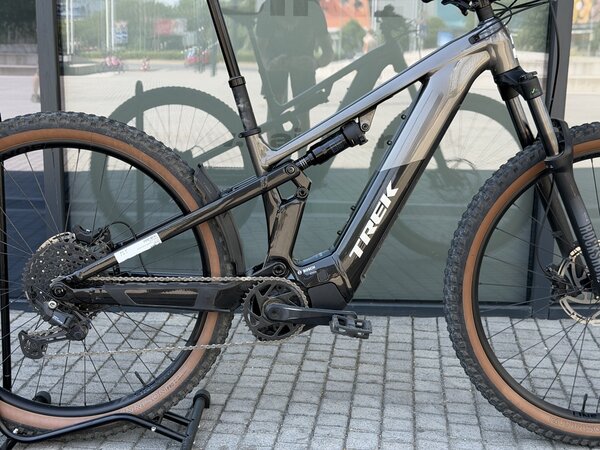 Testovaný elektrobicykel Trek Powerfly FS+ 4 800 Wh Gen 5 Mercury/Dark Web 2026 R018