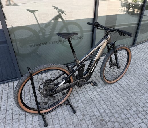 Testovaný elektrobicykel Trek Powerfly FS+ 4 800 Wh Gen 5 Mercury/Dark Web 2026 R018