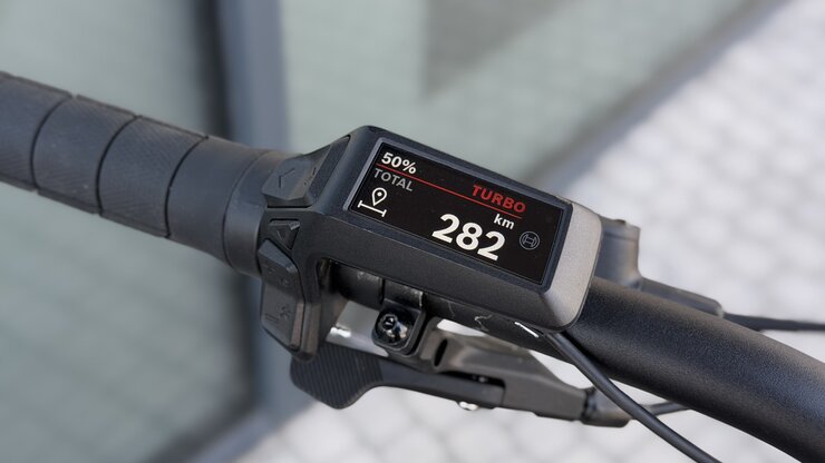Testovaný elektrobicykel Trek Powerfly FS+ 4 800 Wh Gen 5 Mercury/Dark Web 2026 R018