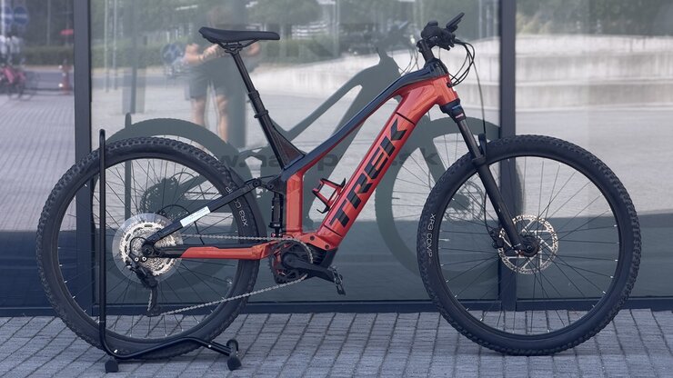Testovaný elektrobicykel Trek Powerfly FS 4 Lava/ Trek Black R001