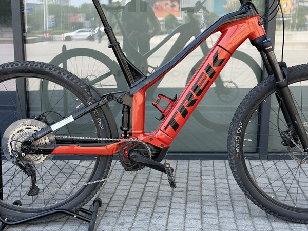 Testovaný elektrobicykel Trek Powerfly FS 4 Lava/ Trek Black R001