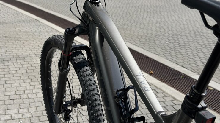 Testovaný elektrobicykel Trek Rail+ 5 625W Gen 3 Mercury 2024 R025