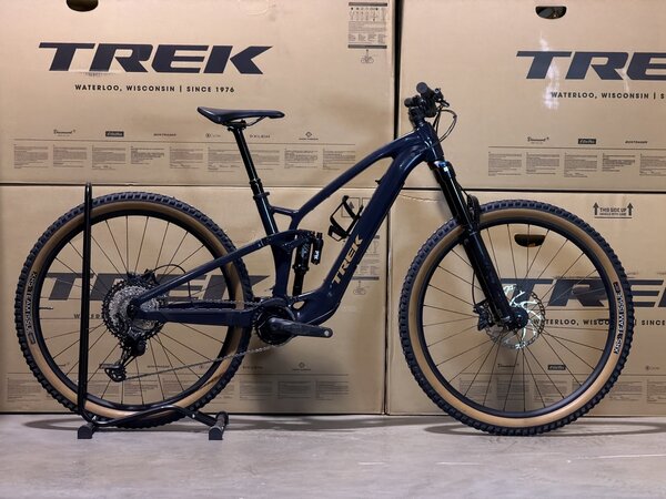 Testovaný elektrobicykel Trek Fuel EXe 8 XT Nautical Navy 2025