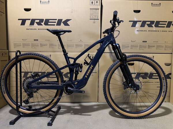 Testovaný elektrobicykel Trek Fuel EXe 8 XT Nautical Navy 2025