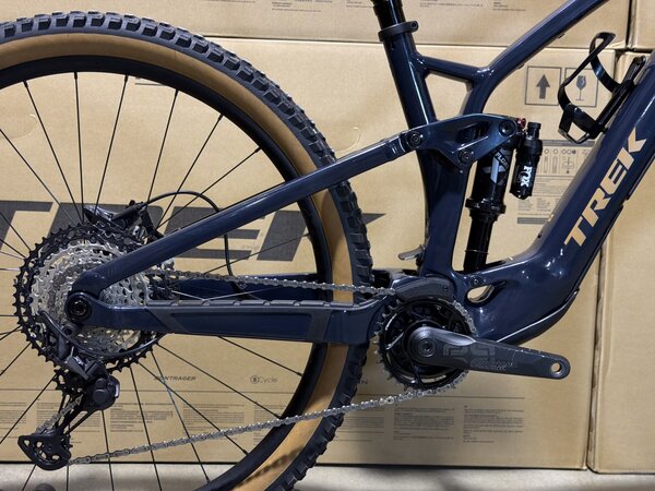 Testovaný elektrobicykel Trek Fuel EXe 8 XT Nautical Navy 2025