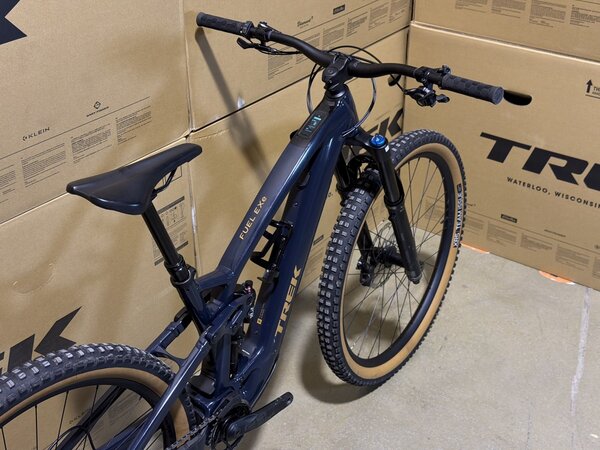 Testovaný elektrobicykel Trek Fuel EXe 8 XT Nautical Navy 2025
