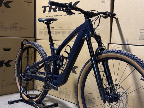 Testovaný elektrobicykel Trek Fuel EXe 8 XT Nautical Navy 2025