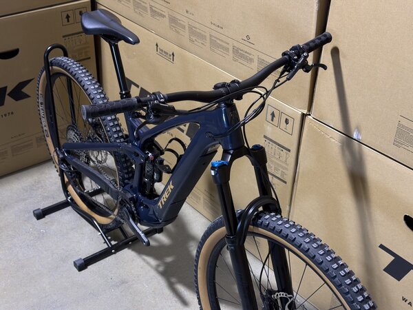 Testovaný elektrobicykel Trek Fuel EXe 8 XT Nautical Navy 2025