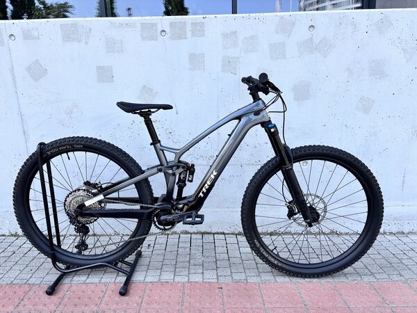 Testovaný elektrobicykel Trek Fuel EXe 9.7 Matte Galactic Grey to Black Fade 2023 R011