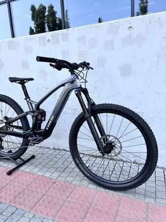 Testovaný elektrobicykel Trek Fuel EXe 9.7 Matte Galactic Grey to Black Fade 2023 R011