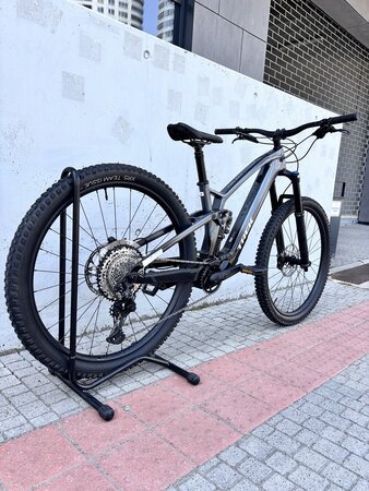 Testovaný elektrobicykel Trek Fuel EXe 9.7 Matte Galactic Grey to Black Fade 2023 R011