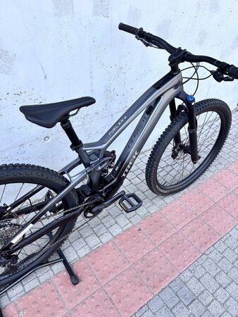 Testovaný elektrobicykel Trek Fuel EXe 9.7 Matte Galactic Grey to Black Fade 2023 R011