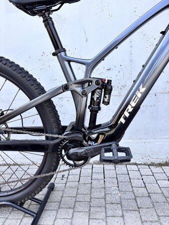 Testovaný elektrobicykel Trek Fuel EXe 9.7 Matte Galactic Grey to Black Fade 2023 R011