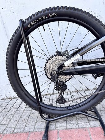 Testovaný elektrobicykel Trek Fuel EXe 9.7 Matte Galactic Grey to Black Fade 2023 R011