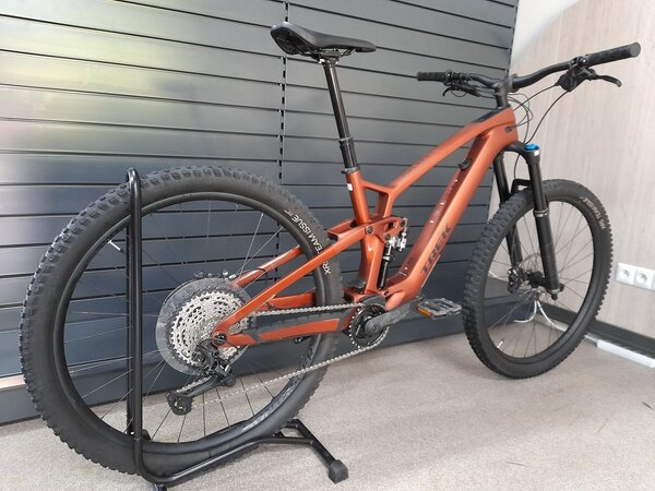 Testovaný elektrobicykel Trek Fuel EXe 9.7 Matte Pennyflake 2023 RK20