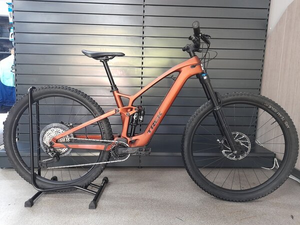 Testovaný elektrobicykel Trek Fuel EXe 9.7 Matte Pennyflake 2023