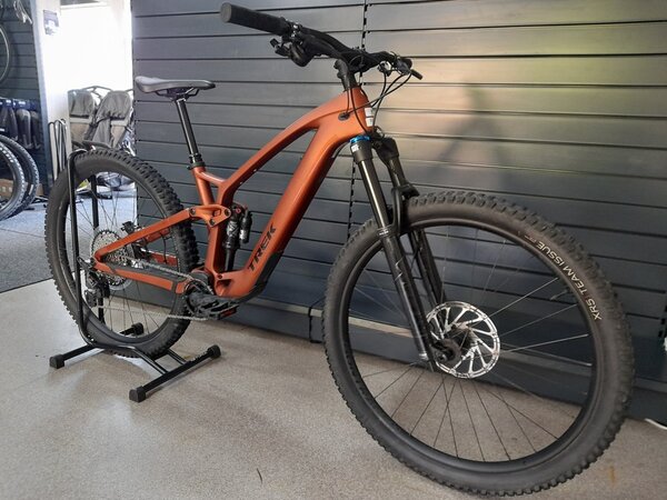 Testovaný elektrobicykel Trek Fuel EXe 9.7 Matte Pennyflake 2023