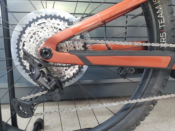 Testovaný elektrobicykel Trek Fuel EXe 9.7 Matte Pennyflake 2023