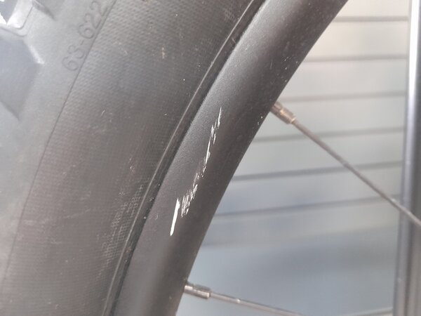 Testovaný elektrobicykel Trek Fuel EXe 9.7 Matte Pennyflake 2023