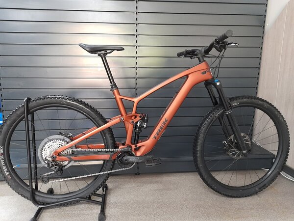 Testovaný elektrobicykel Trek Fuel EXe 9.7 Matte Pennyflake 2023 RK21