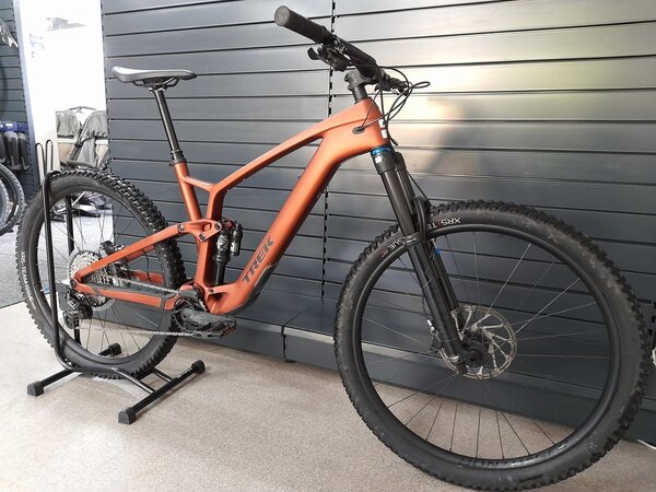 Testovaný elektrobicykel Trek Fuel EXe 9.7 Matte Pennyflake 2023 RK21