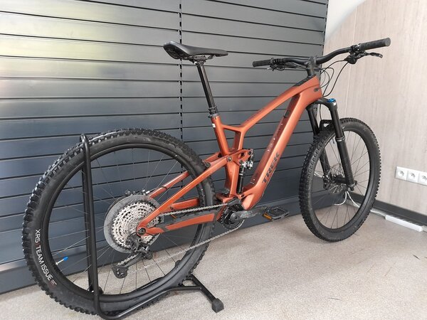Testovaný elektrobicykel Trek Fuel EXe 9.7 Matte Pennyflake 2023 RK21