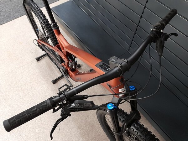 Testovaný elektrobicykel Trek Fuel EXe 9.7 Matte Pennyflake 2023 RK21