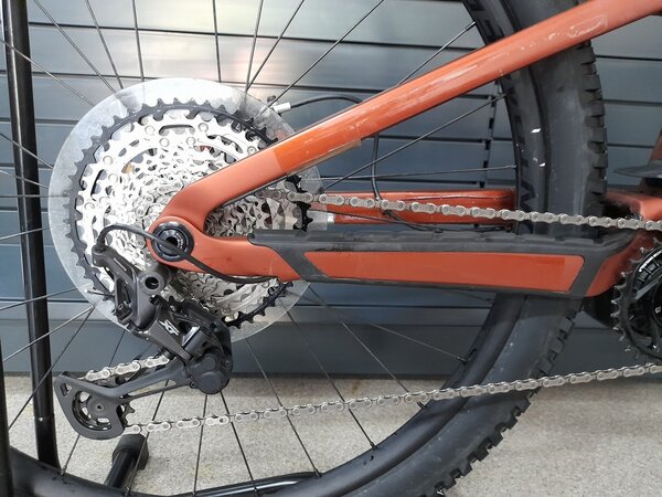 Testovaný elektrobicykel Trek Fuel EXe 9.7 Matte Pennyflake 2023 RK21