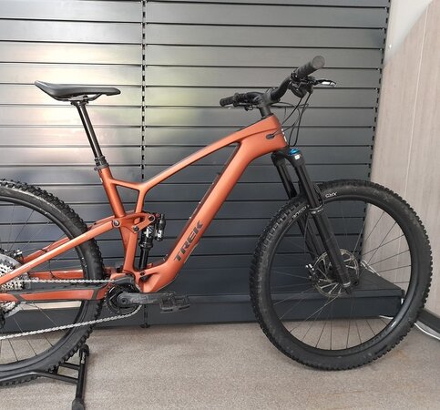 Testovaný elektrobicykel Trek Fuel EXe 9.7 Matte Pennyflake 2023 RK21