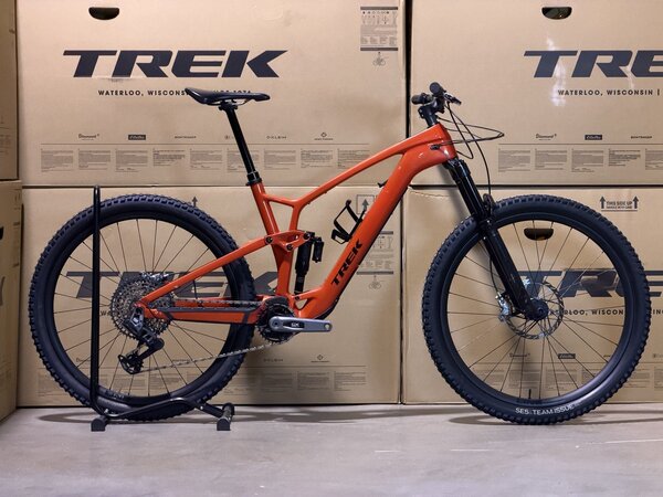 Testovaný elektrobicykel Trek Fuel EXe 9.8 GX AXS T-Type Lava 2024 T1