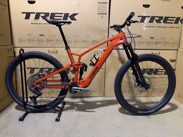 Testovaný elektrobicykel Trek Fuel EXe 9.8 GX AXS T-Type Lava 2024 T1