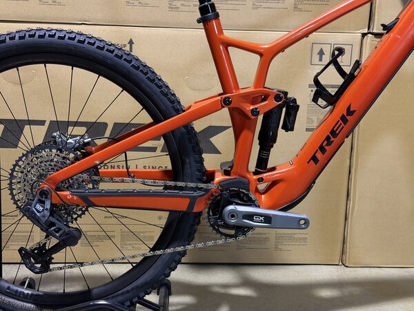 Testovaný elektrobicykel Trek Fuel EXe 9.8 GX AXS T-Type Lava 2024 T1