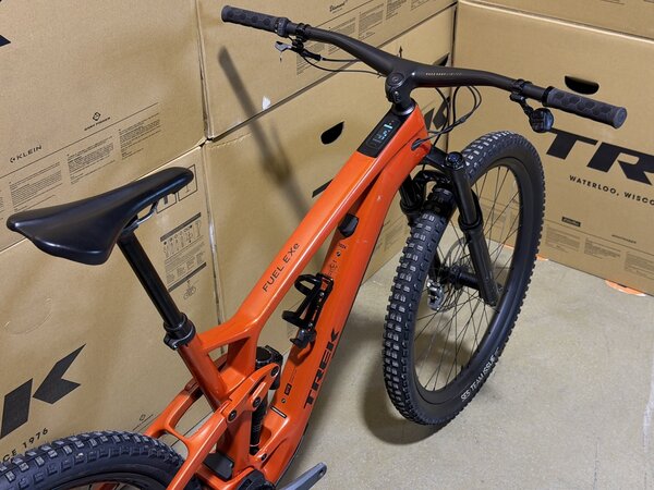 Testovaný elektrobicykel Trek Fuel EXe 9.8 GX AXS T-Type Lava 2024 T1