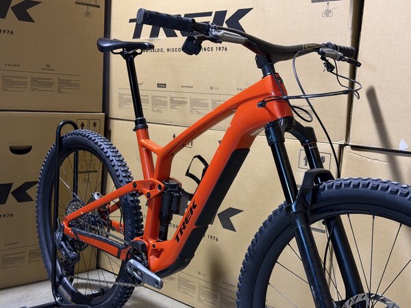 Testovaný elektrobicykel Trek Fuel EXe 9.8 GX AXS T-Type Lava 2024 T1