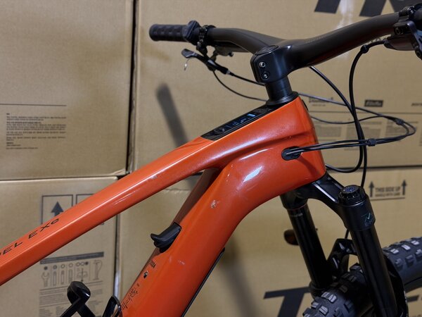 Testovaný elektrobicykel Trek Fuel EXe 9.8 GX AXS T-Type Lava 2024 T1